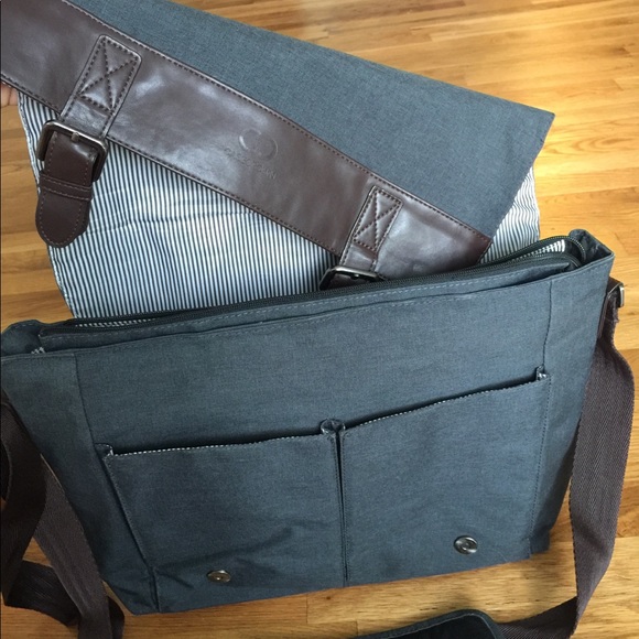 Case Crown Messenger Bag - Picture 3 of 4